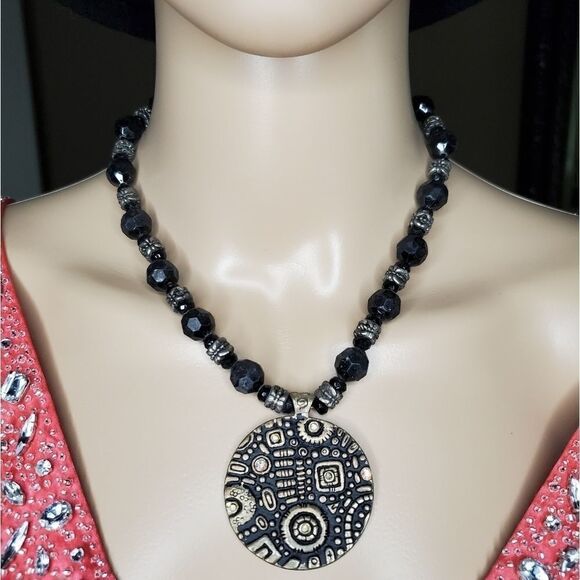 Vintage Jewelry - Vintage Women Black & bronze necklace.